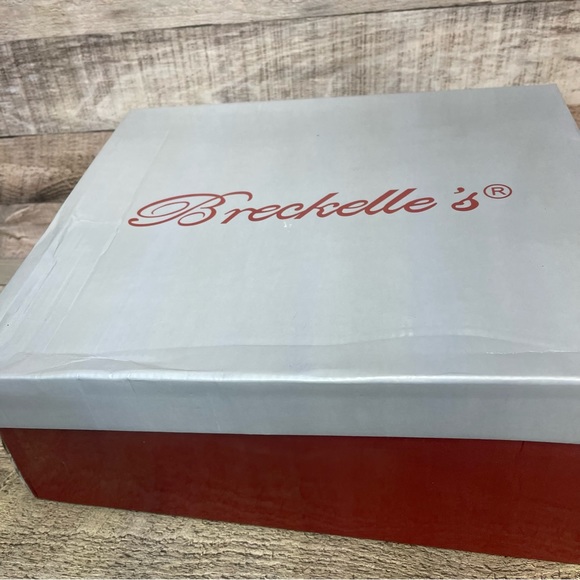 Breckelles heels Tan Size Women’s Heels brand new with box size 7. - Picture 7 of 7